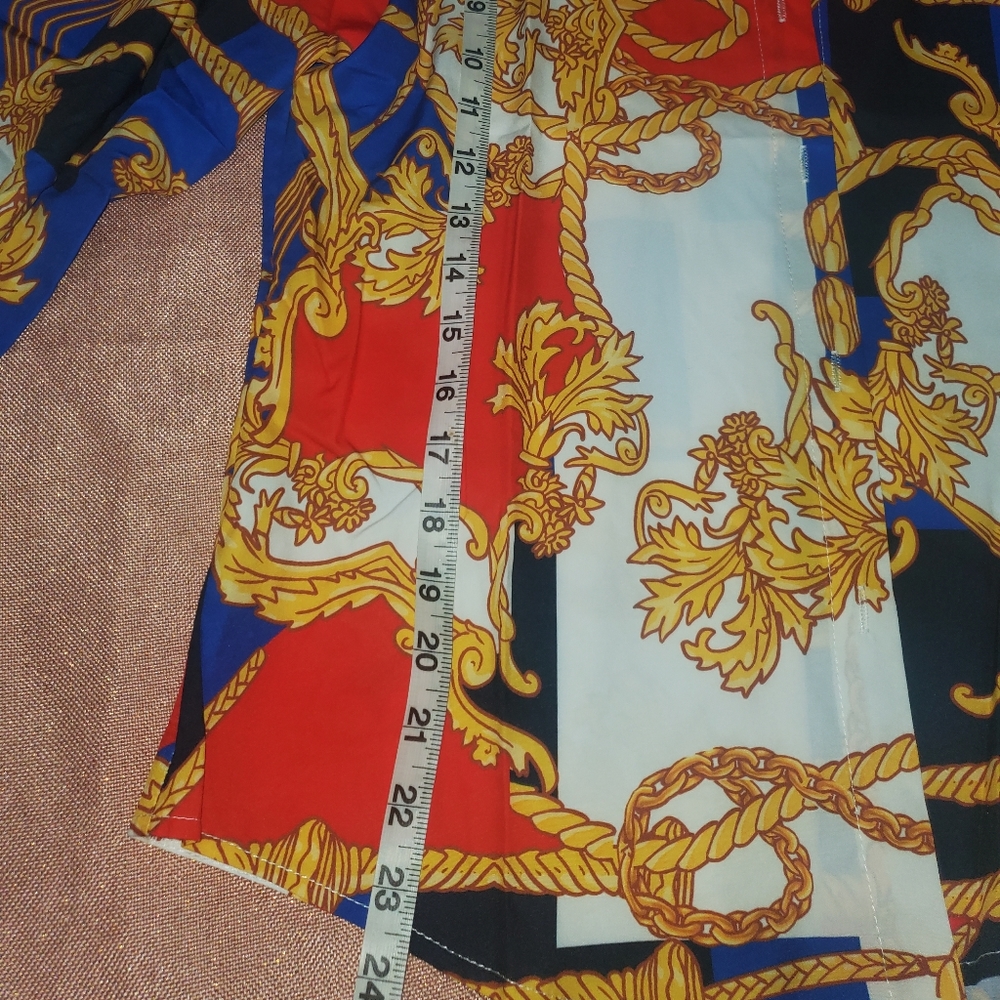 New blouse printed button down shirt the size is medium on the label says L but - Picture 2 of 9